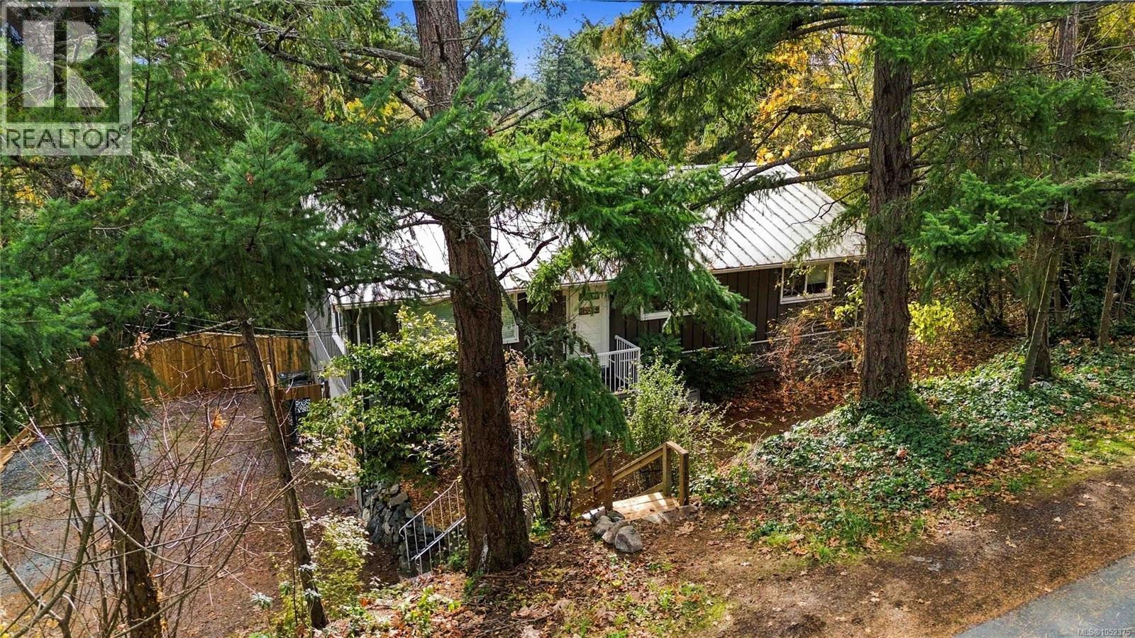 1025 Greenridge Cres