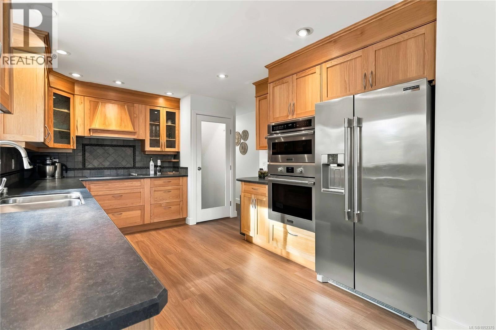 1025 Greenridge Cres
