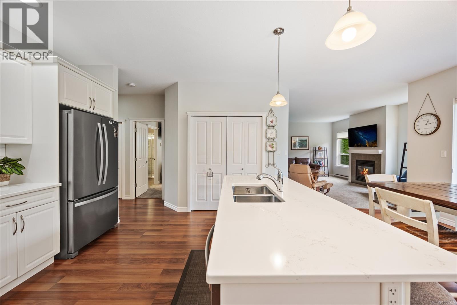 2 737 Royal Pl