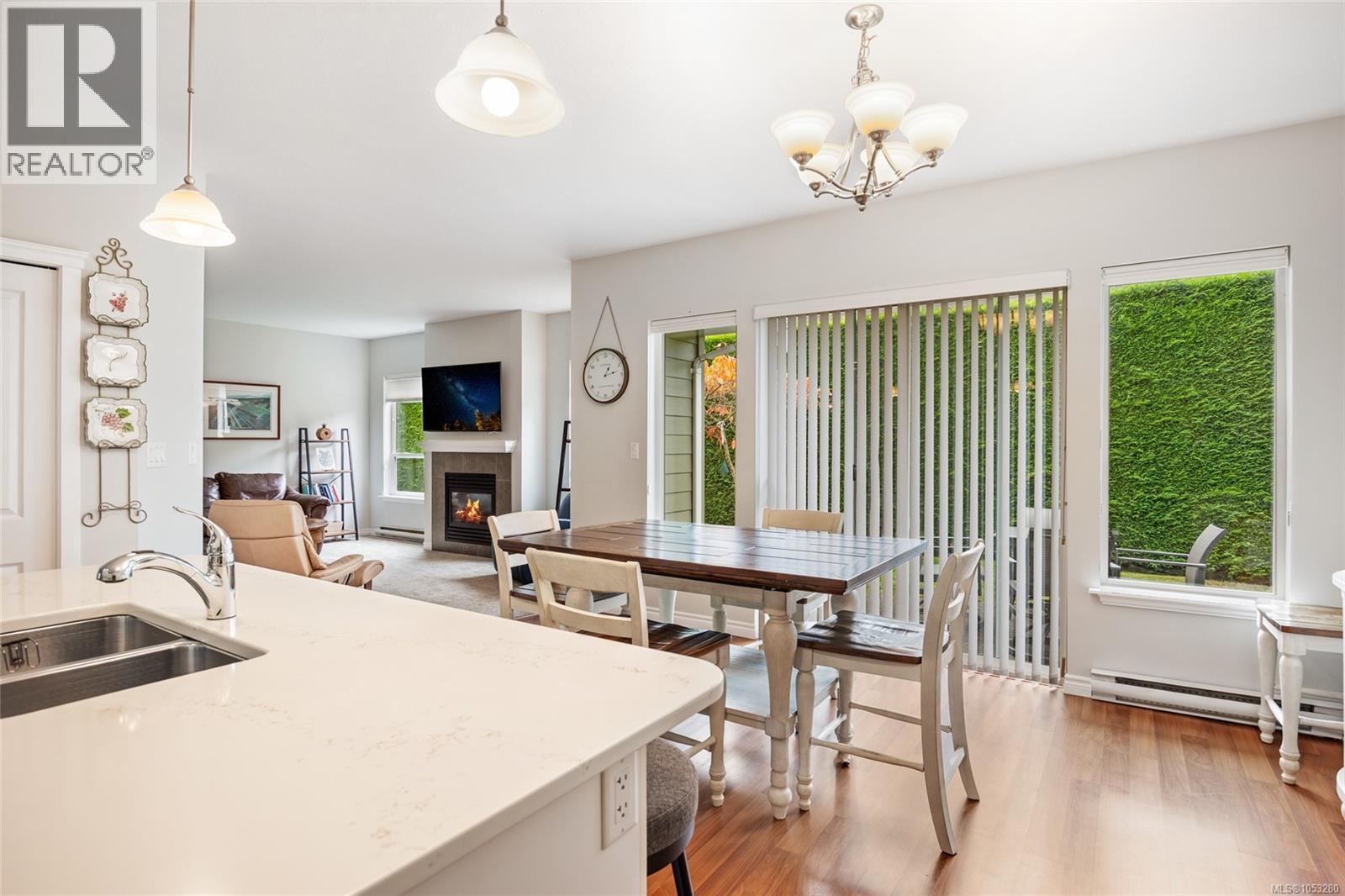 2 737 Royal Pl