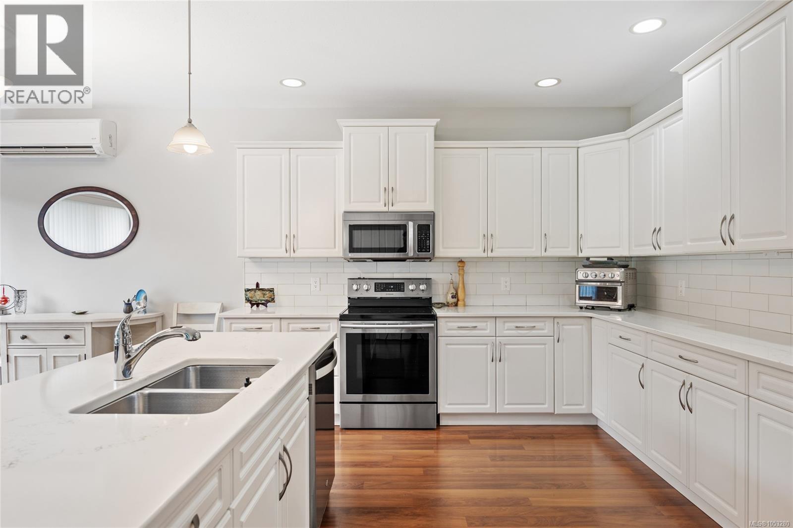 2 737 Royal Pl