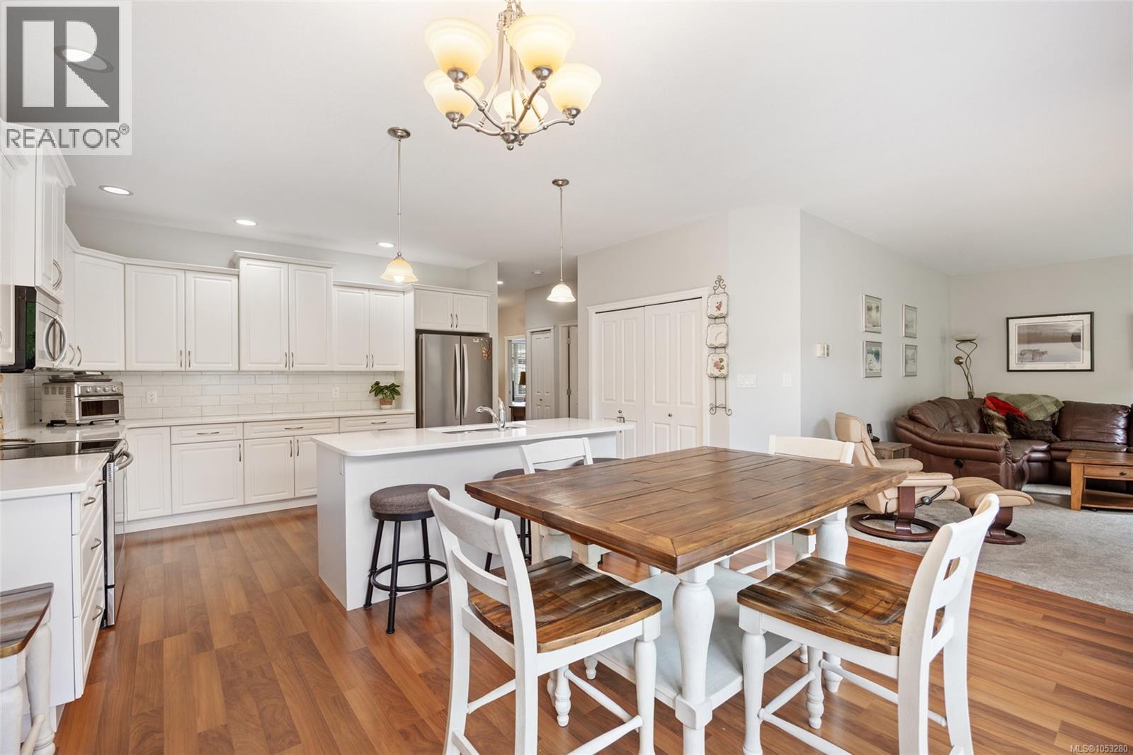 2 737 Royal Pl