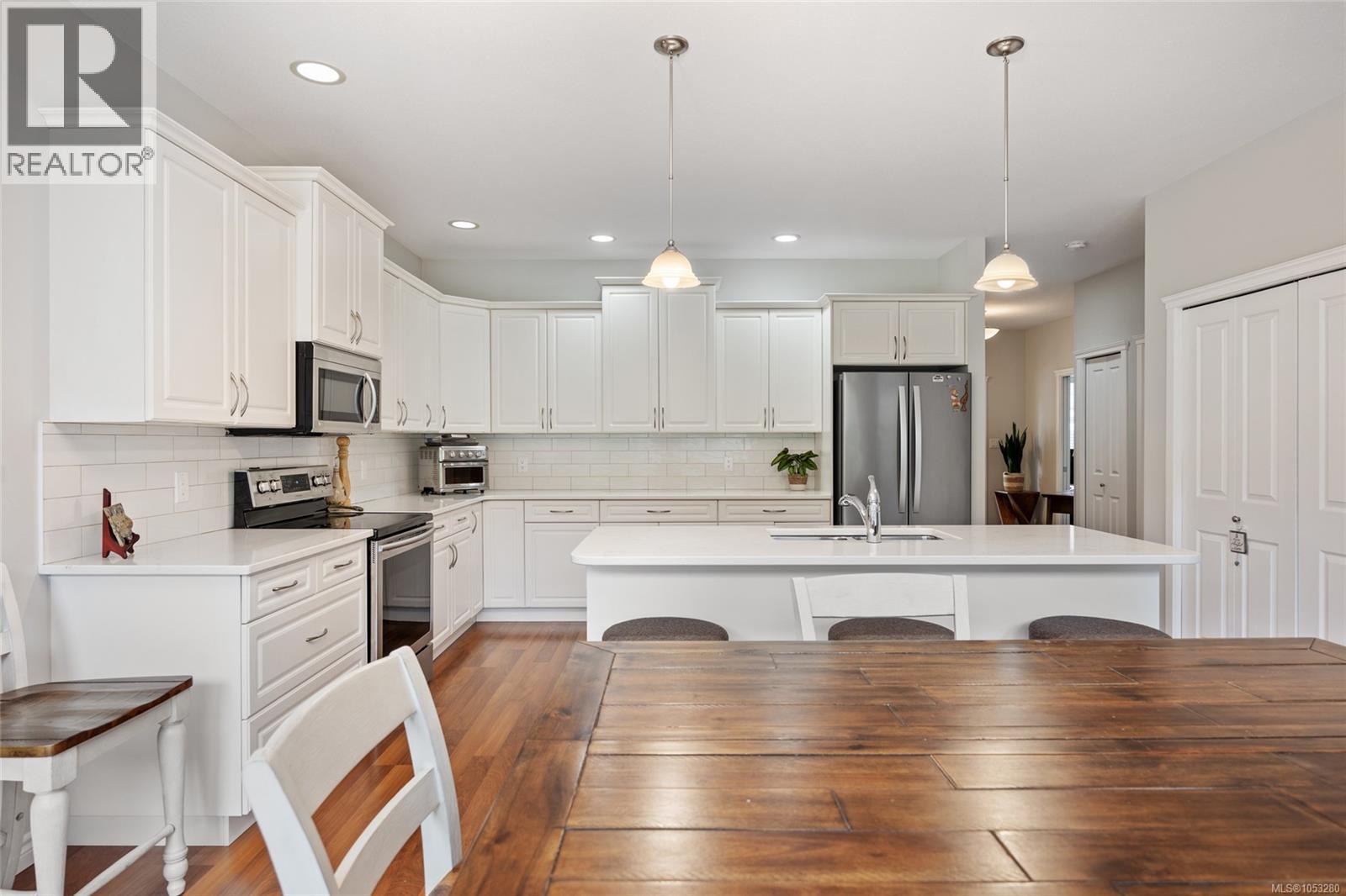 2 737 Royal Pl