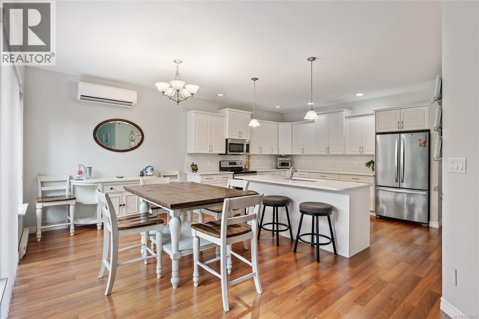 2 737 Royal Pl