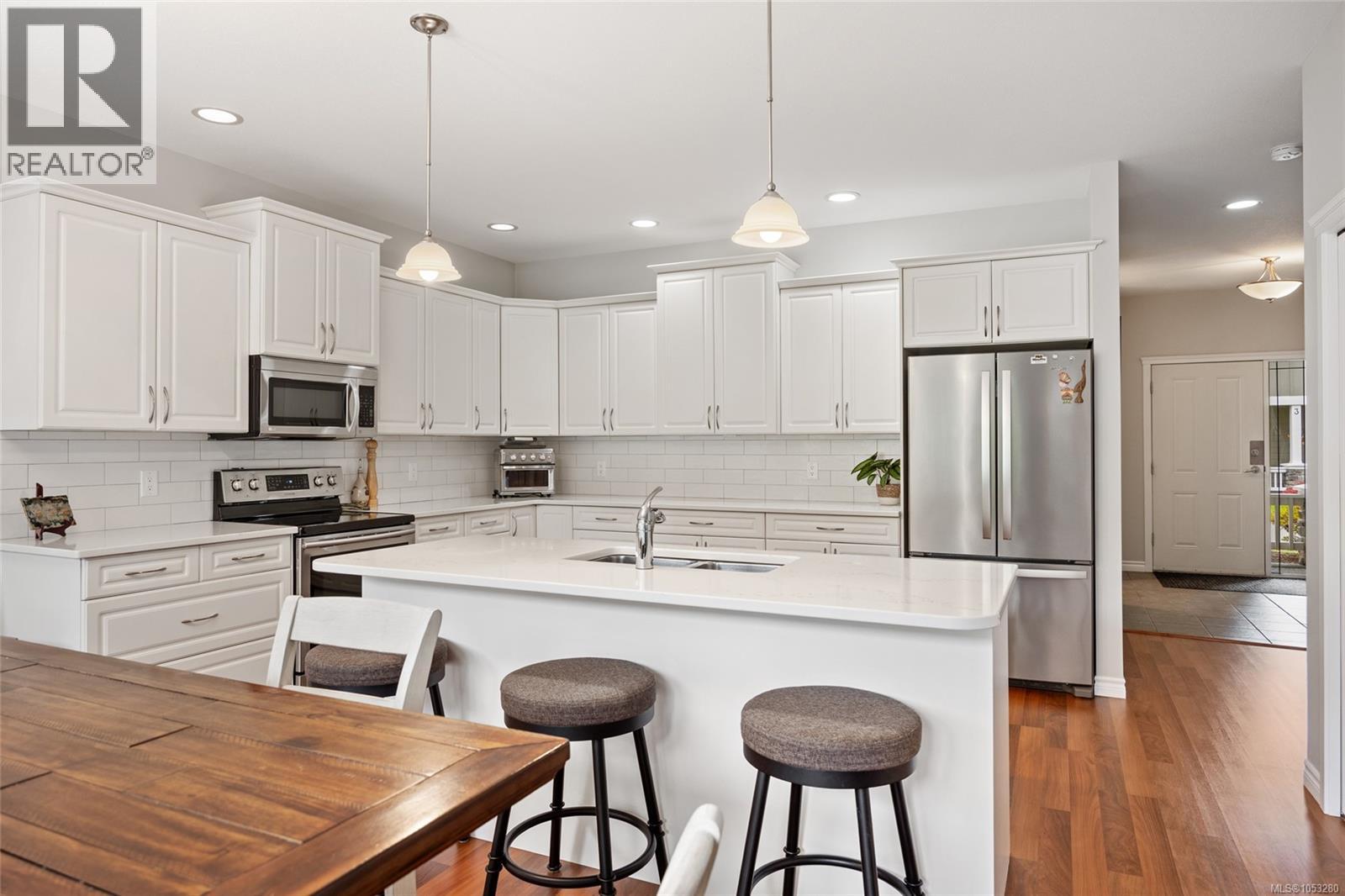2 737 Royal Pl