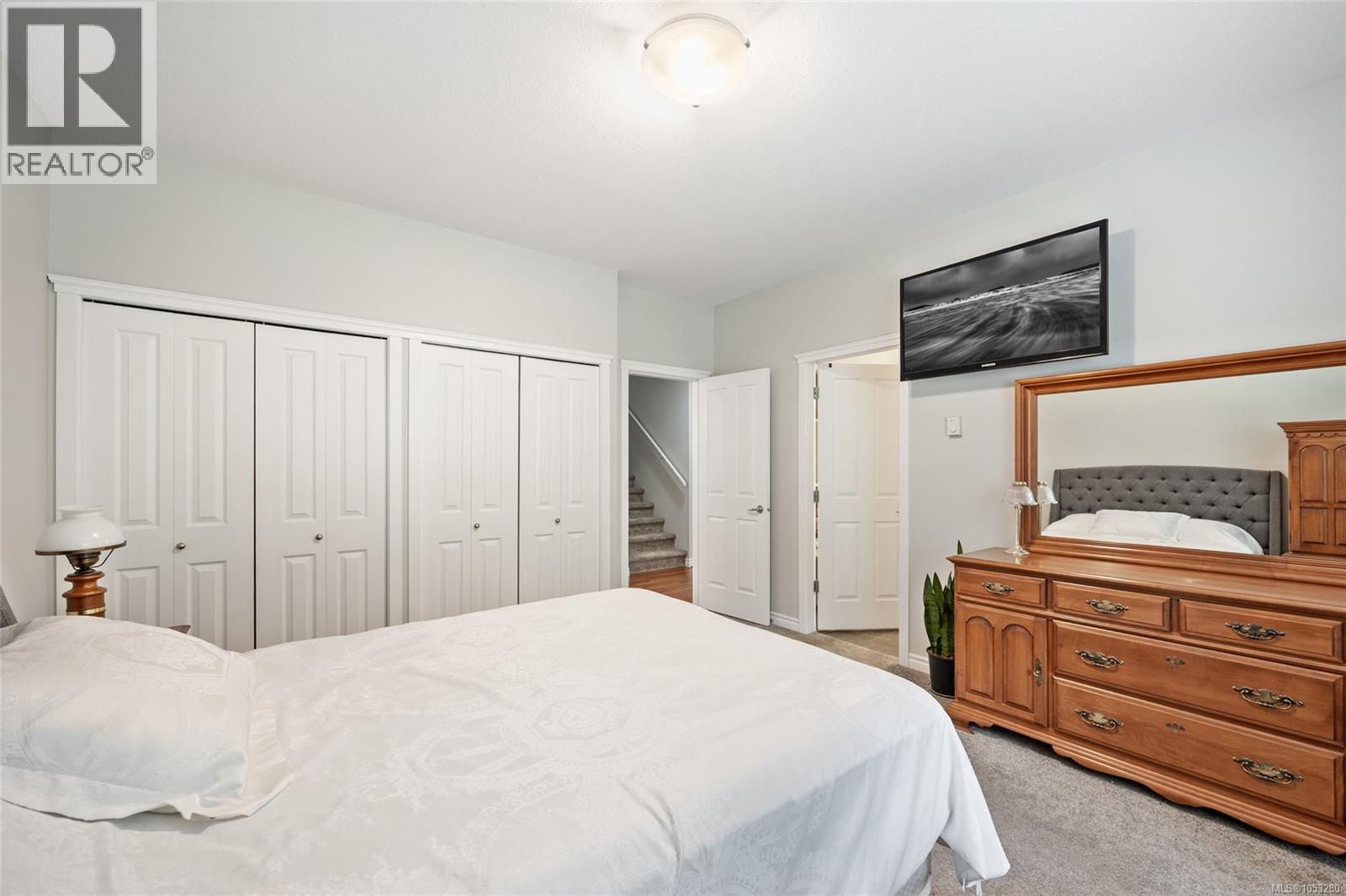 2 737 Royal Pl