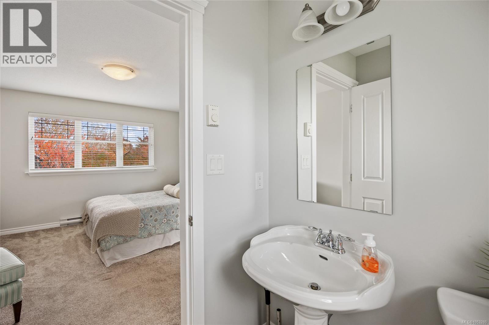 2 737 Royal Pl