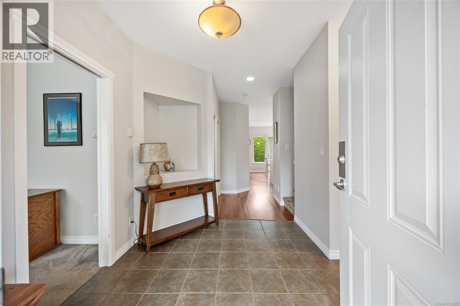 2 737 Royal Pl