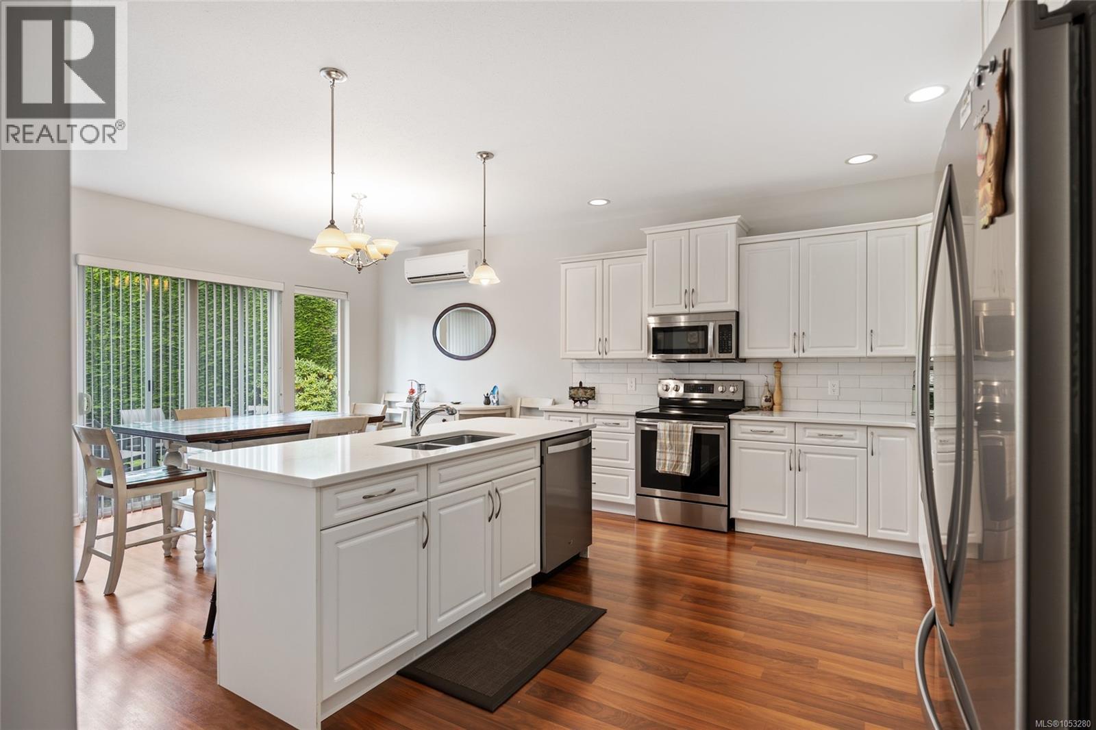 2 737 Royal Pl