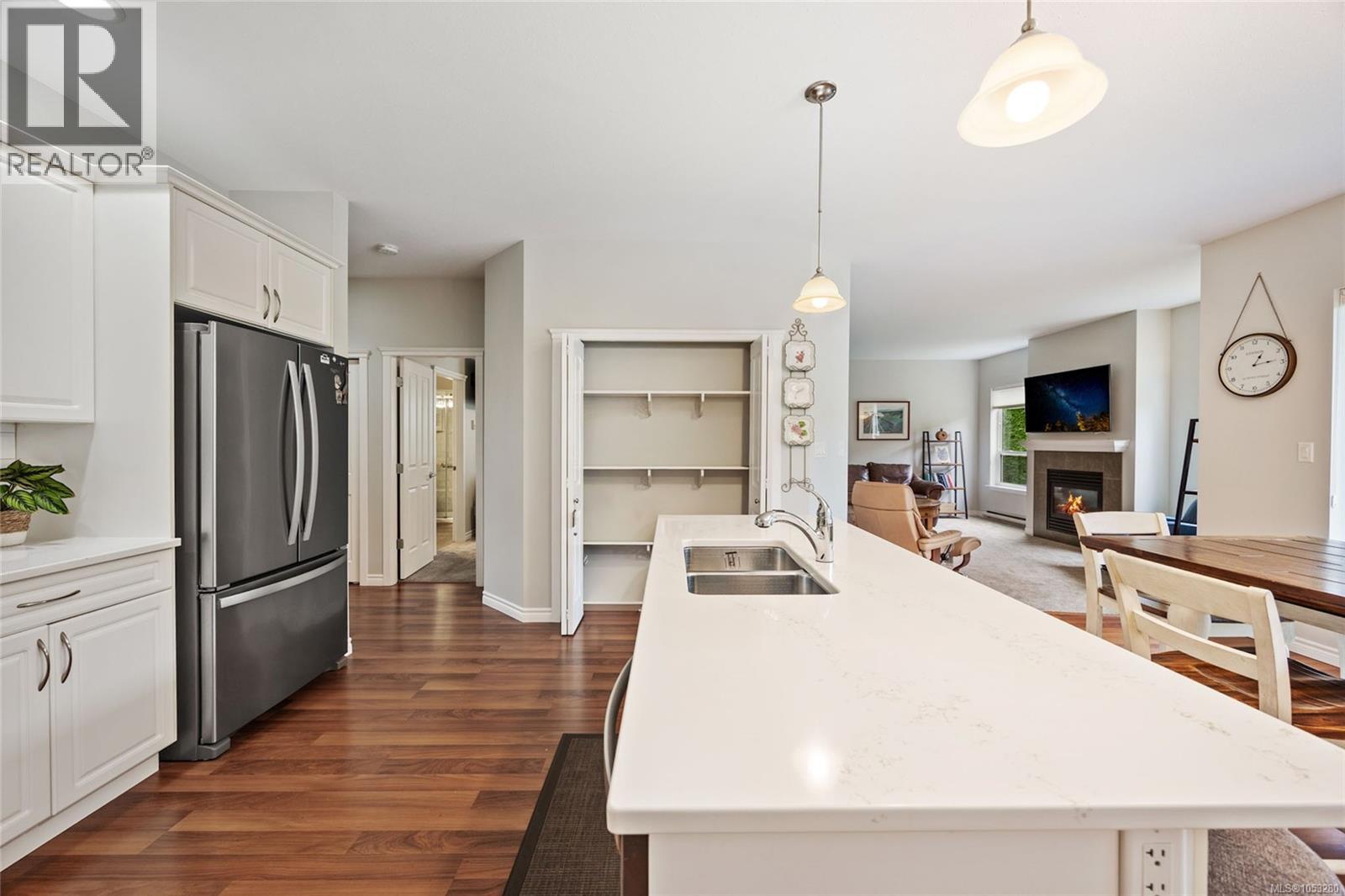 2 737 Royal Pl