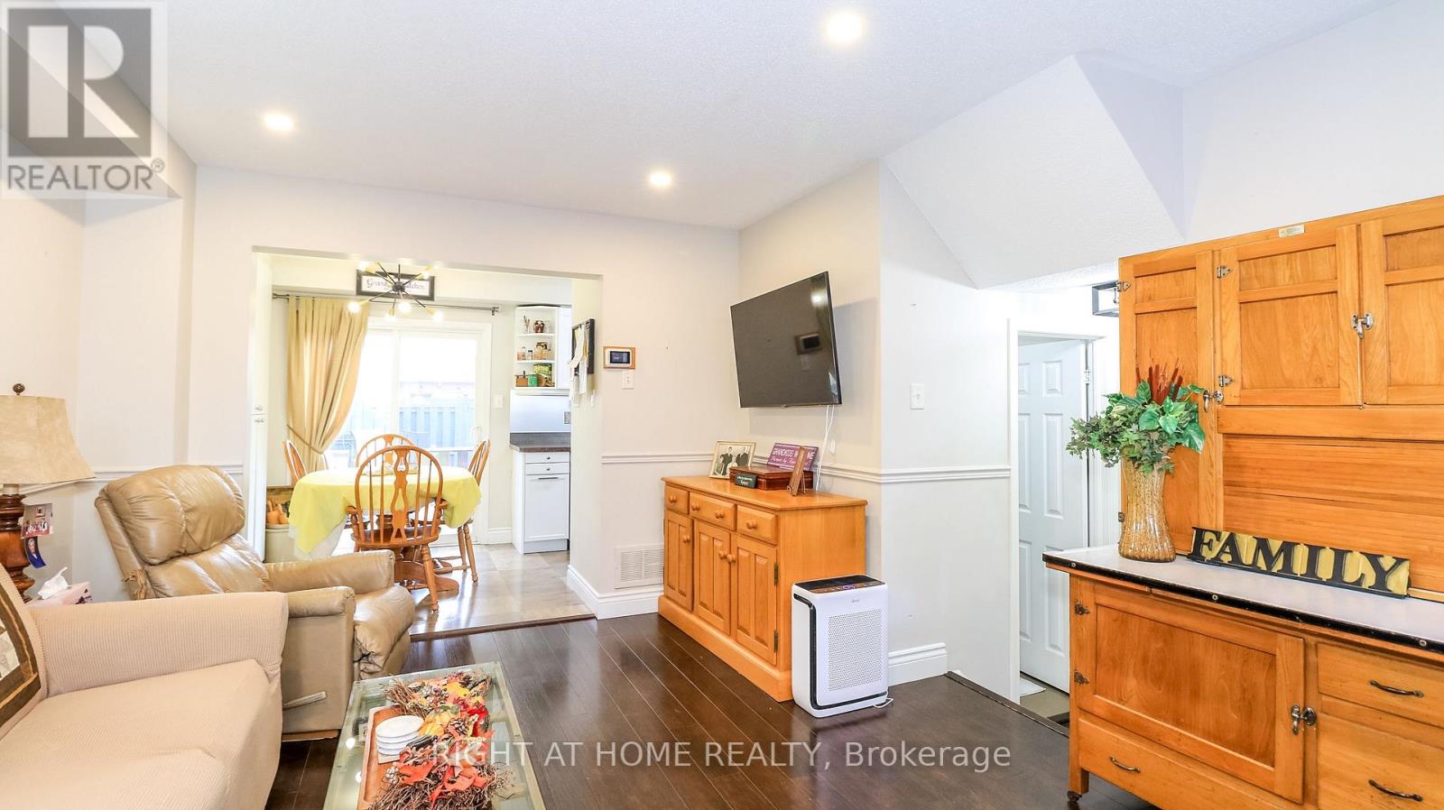 83 Pringle Drive, Barrie, Ontario  L4N 0R4 - Photo 2 - S14128088
