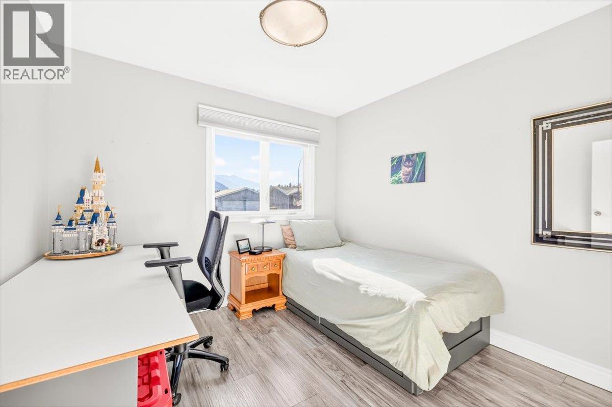 315 Western Larch Crescent