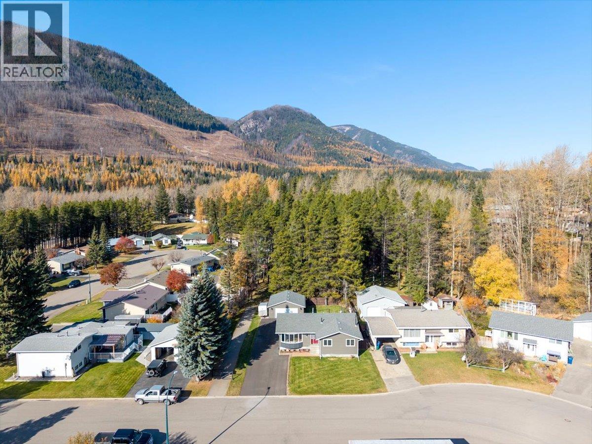 315 Western Larch Crescent