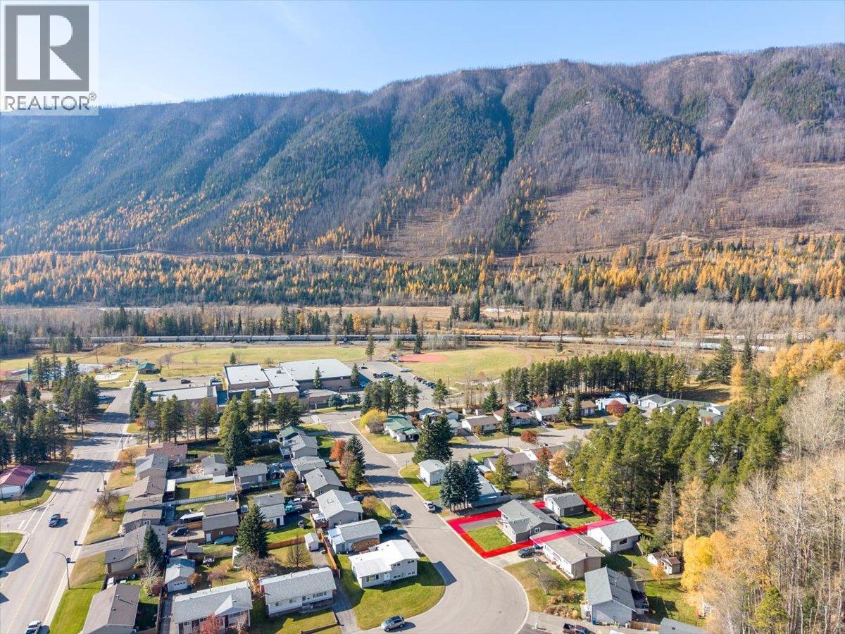 315 Western Larch Crescent