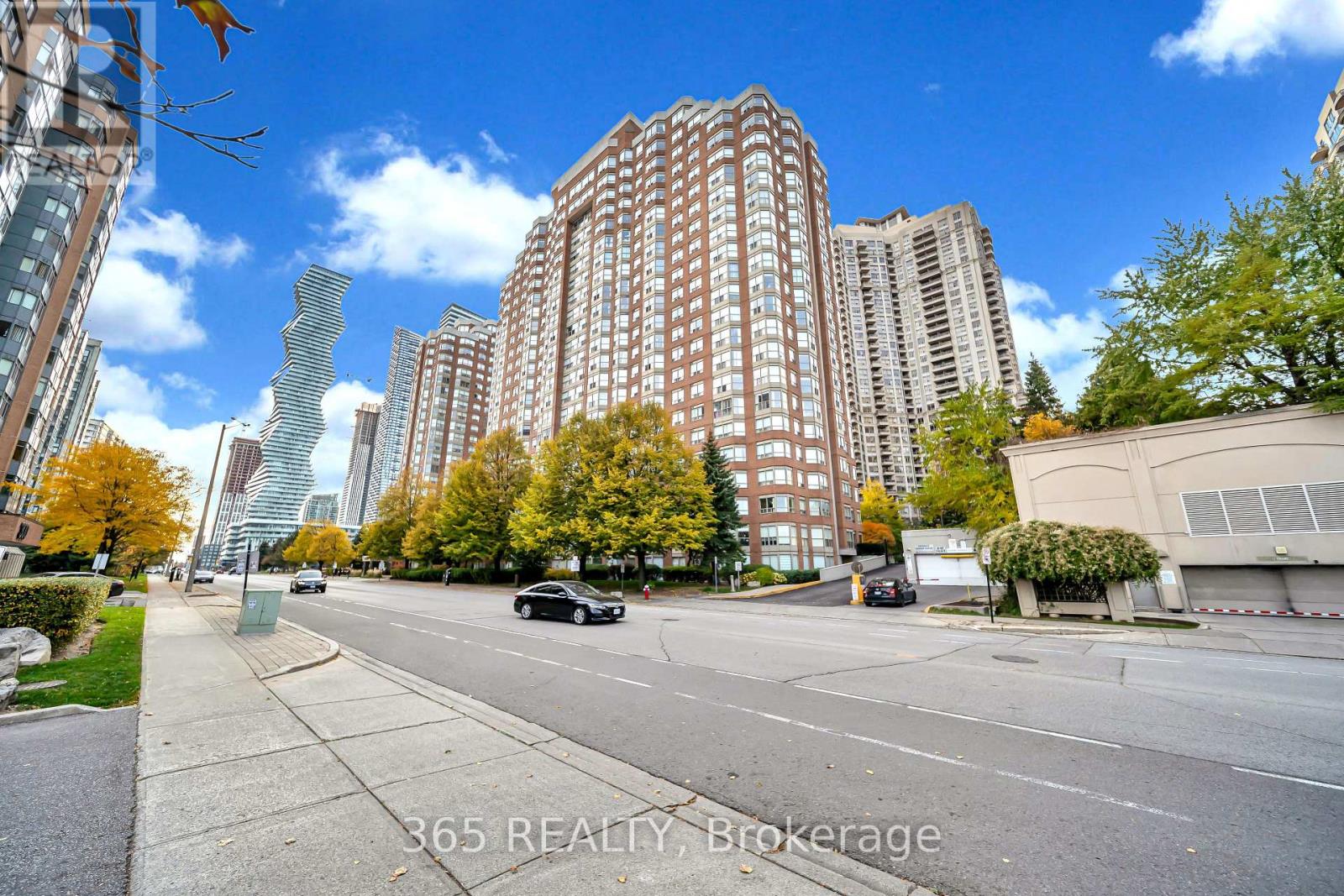 801 - 325 Webb Drive, Mississauga, Ontario  L5B 3Z9 - Photo 2 - W14128018