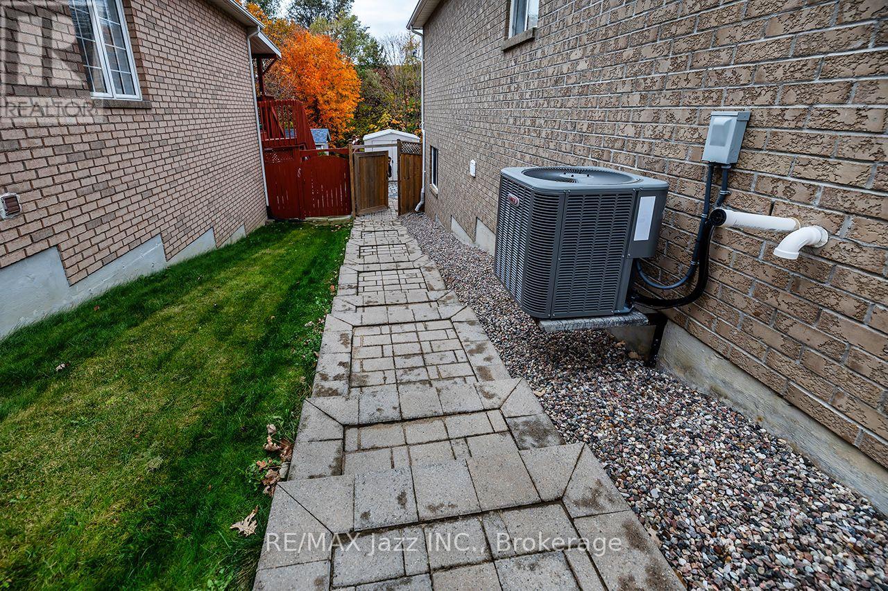 Lower - 14 Arnold Crescent, Whitby, Ontario  L1M 1J1 - Photo 4 - E14128202