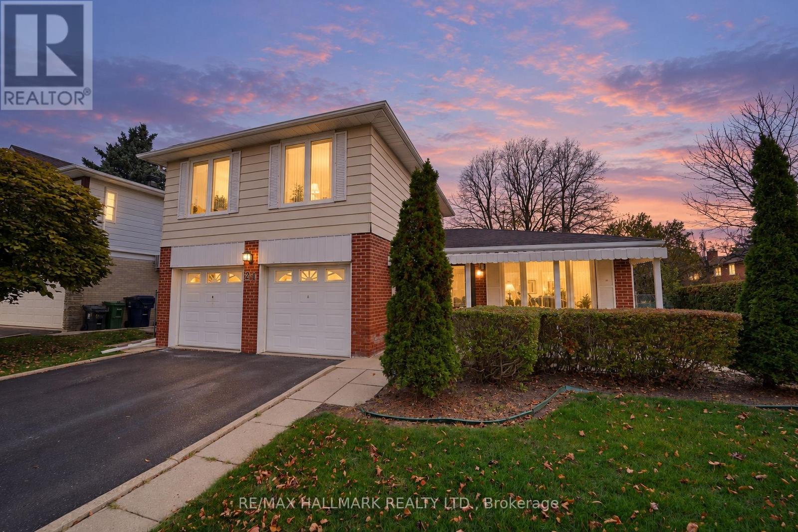 21 QUEENSCOURT DRIVE, Toronto, Ontario