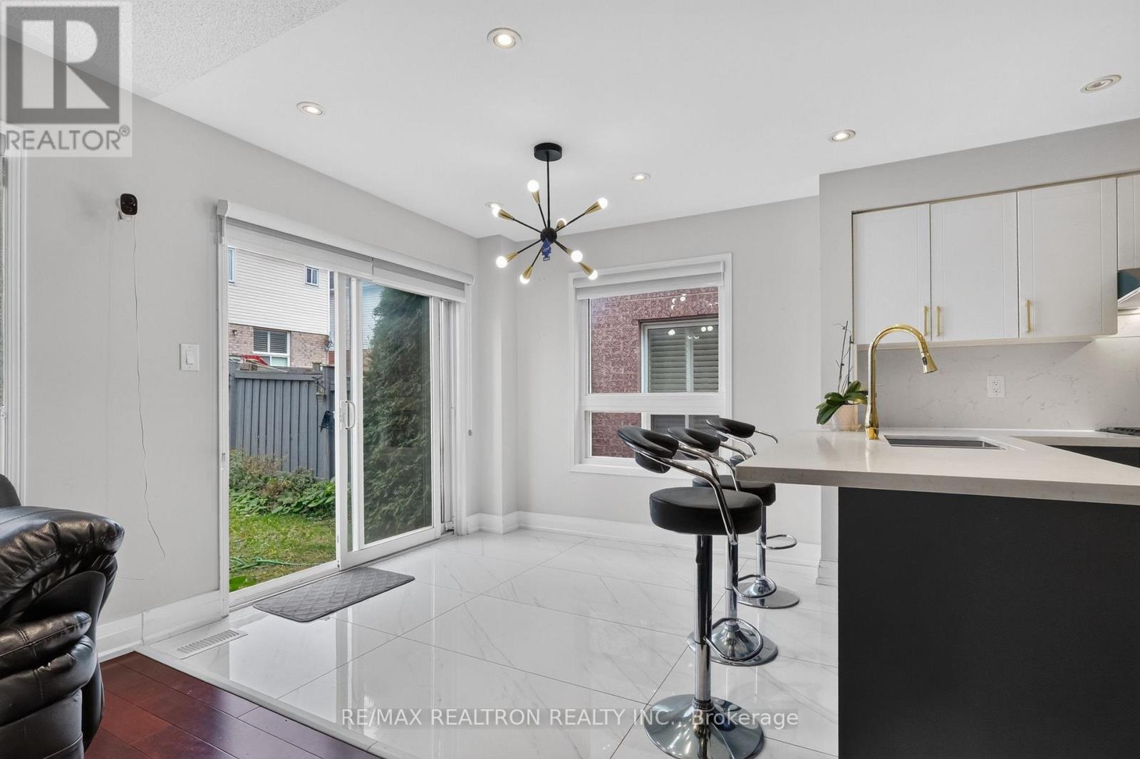 11 Middlecote Drive, Ajax, Ontario  L1T 0A4 - Photo 10 - E14128050