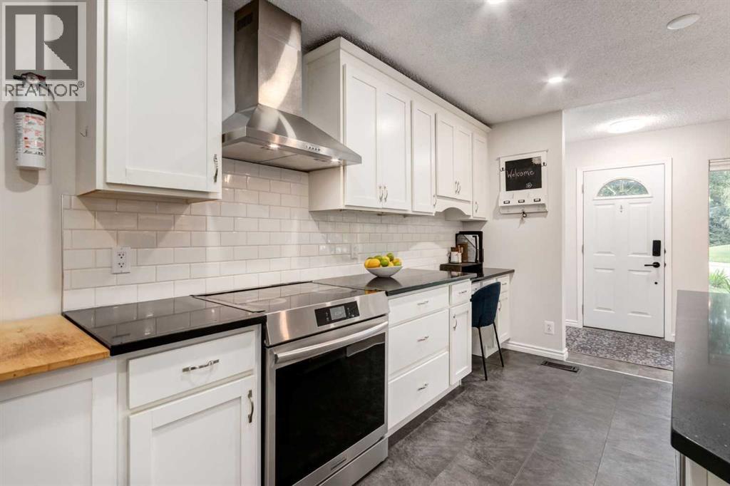 36 Hudson Road NW, Calgary, Alberta  T2K 2A9 - Photo 5 - A2350497