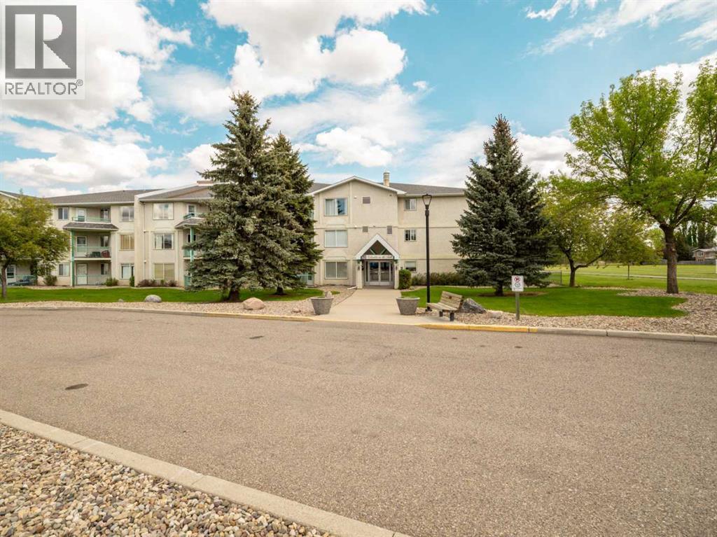 320, 620 Columbia Boulevard W