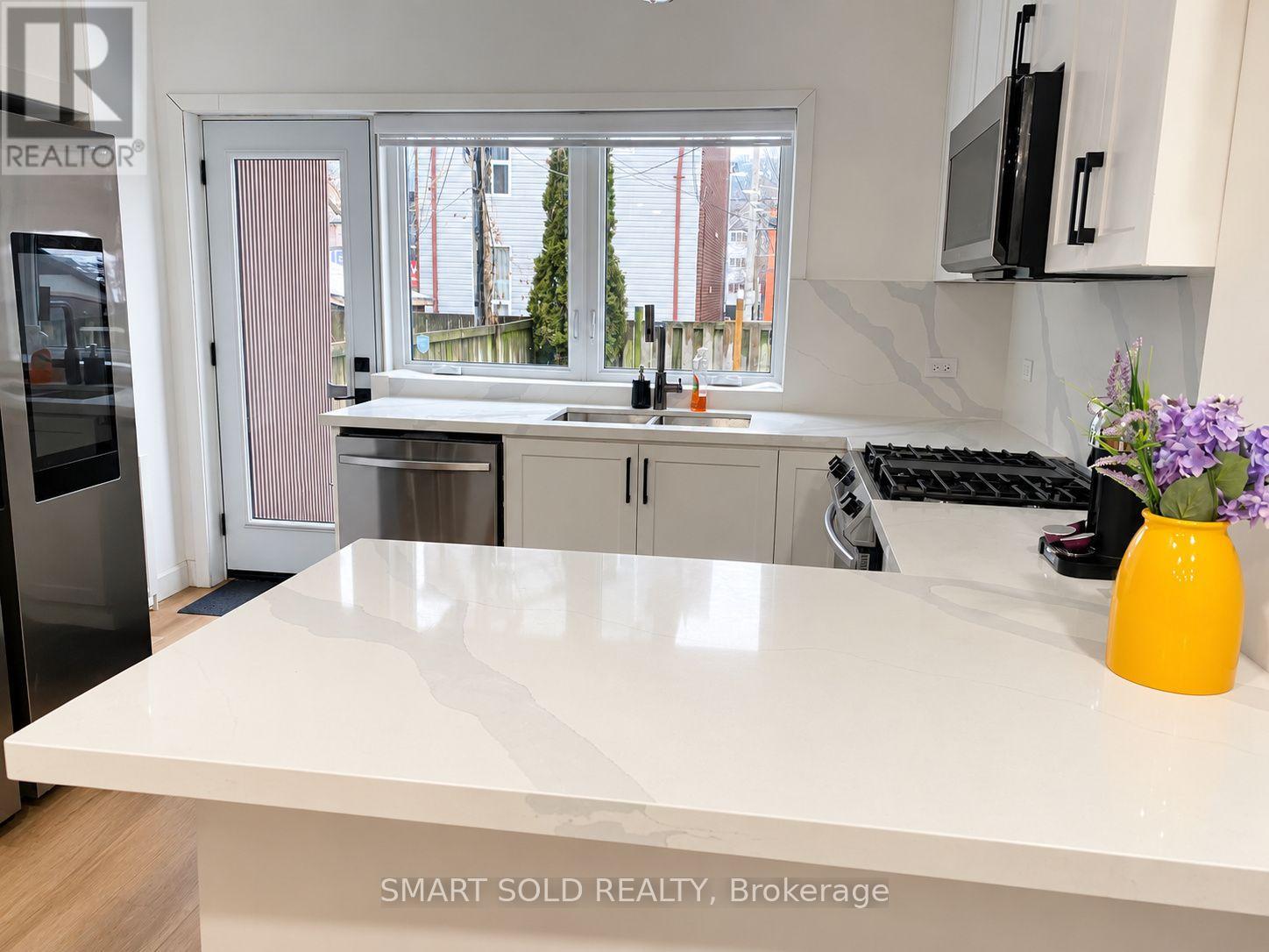 42 Arnold Avenue, Toronto (Regent Park), Ontario  M5A 3B2 - Photo 16 - C14128762
