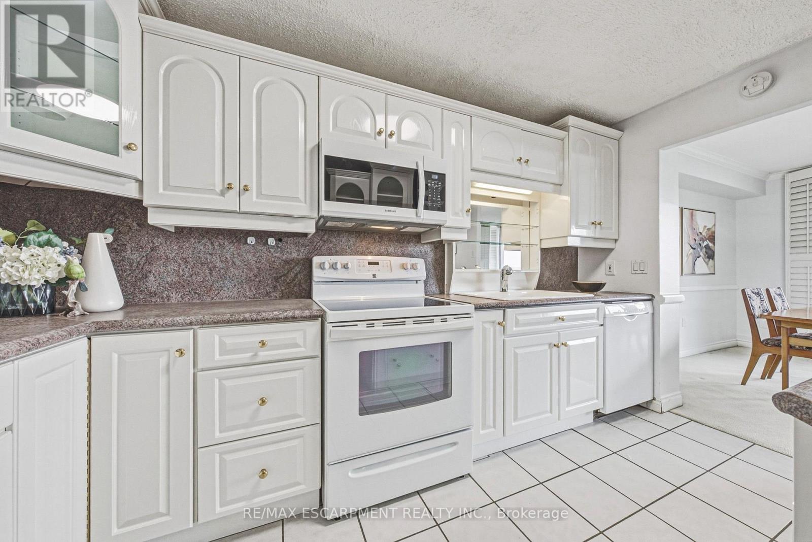 1005 - 2055 Upper Middle Road, Burlington (Brant Hills), Ontario  L7P 3P4 - Photo 2 - W14128958