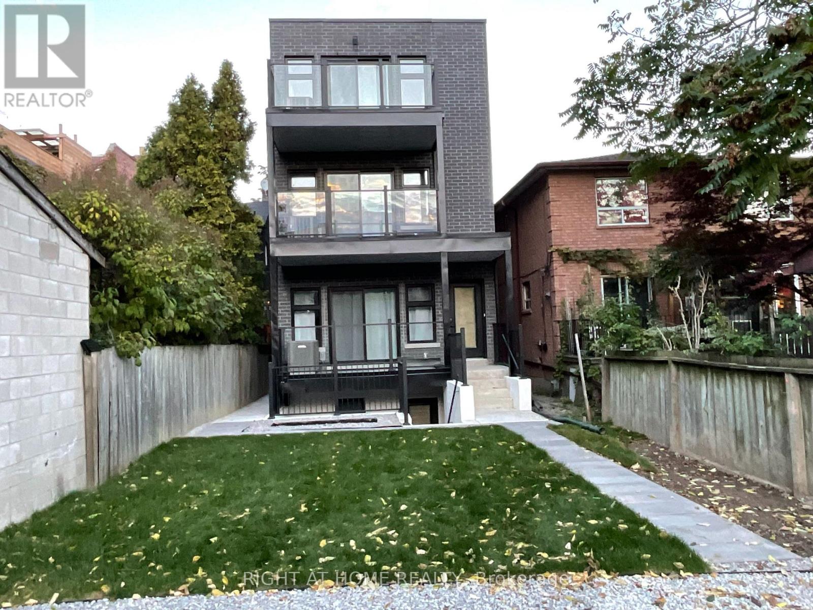674 Manning Avenue, Toronto, Ontario  M6G 2W4 - Photo 19 - C14114462