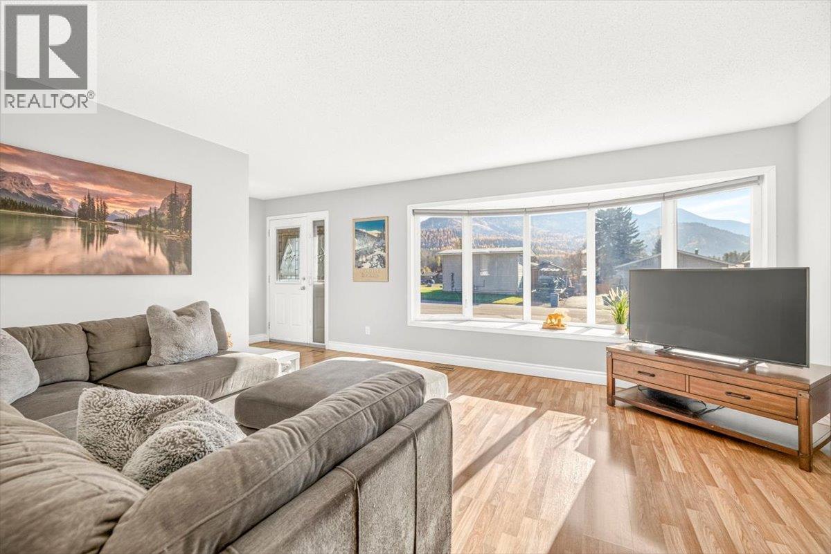 315 Western Larch Crescent, Sparwood, British Columbia  V0B 2G0 - Photo 3 - 10404172