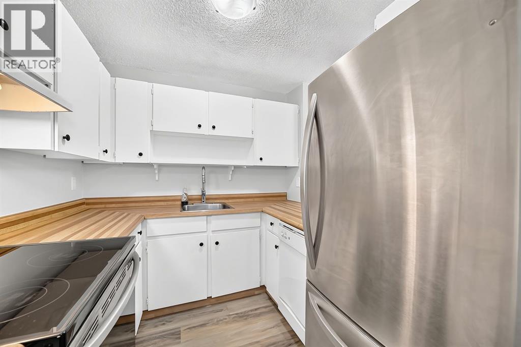 2467, 70 Glamis Drive SW, Calgary, Alberta  T3E 6T6 - Photo 2 - A2355203