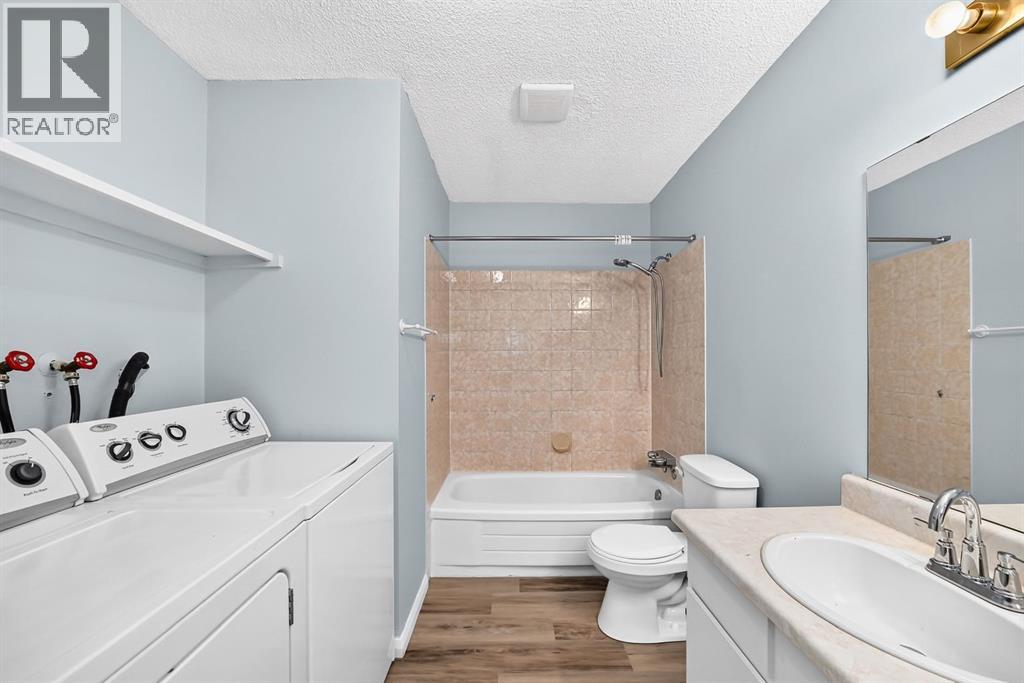 2467, 70 Glamis Drive SW, Calgary, Alberta  T3E 6T6 - Photo 4 - A2355203