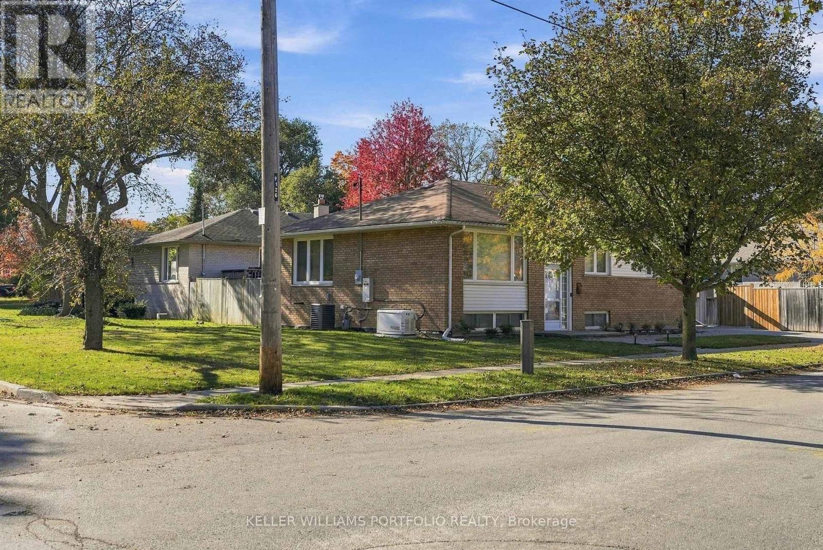 124 Wincott Drive, Toronto, Ontario  M9R 2P6 - Photo 2 - W14129054
