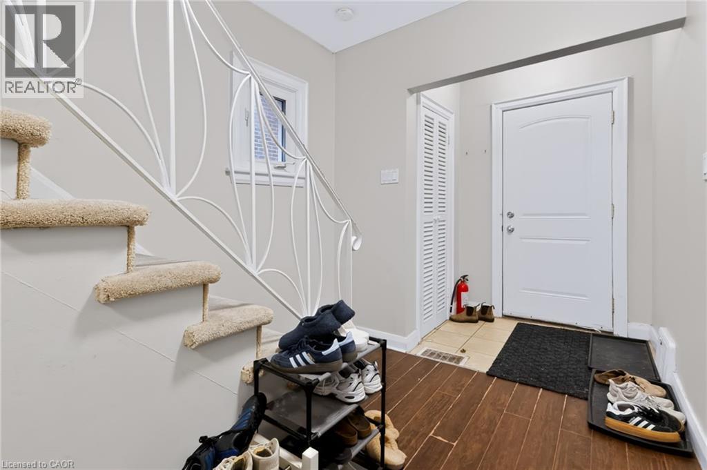 27 Forsyth Avenue S, Hamilton, Ontario L8S 2A4 - Photo 3 - 40872053