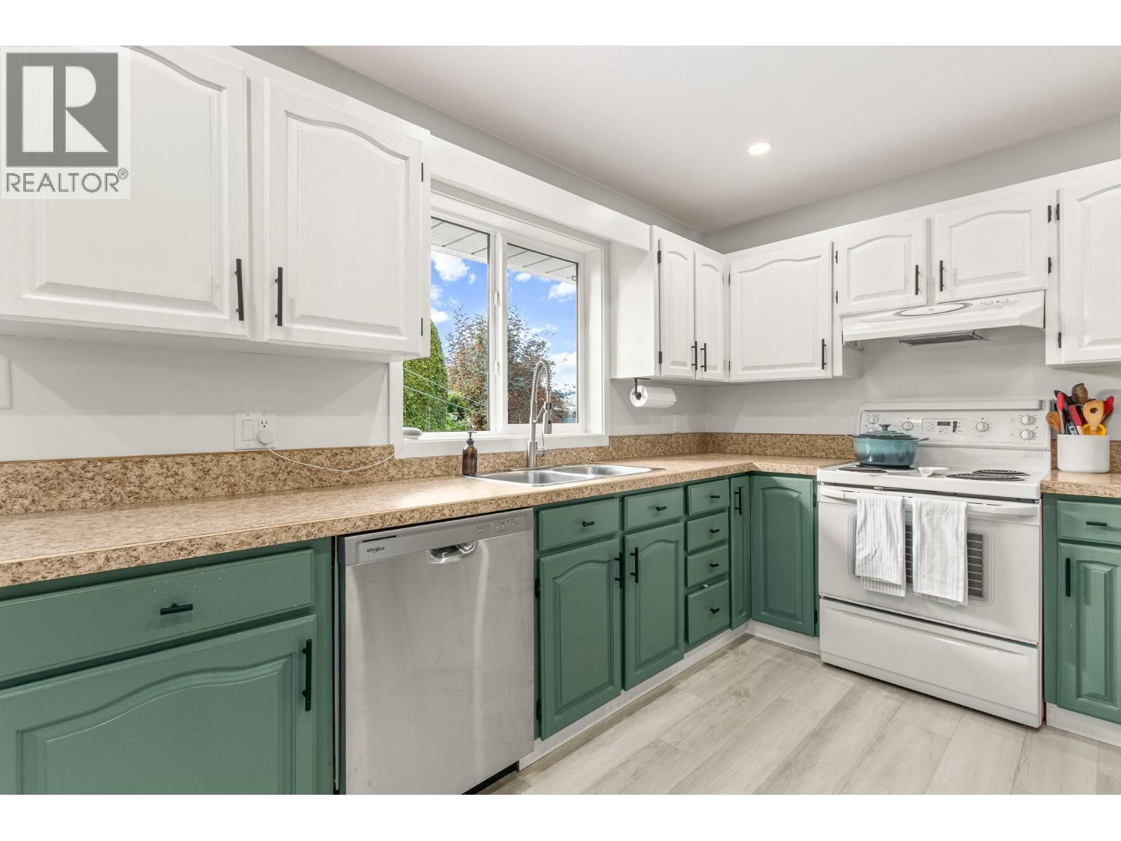 611 25 Street SE, Salmon Arm, British Columbia  V1E 1C8 - Photo 17 - 10404703