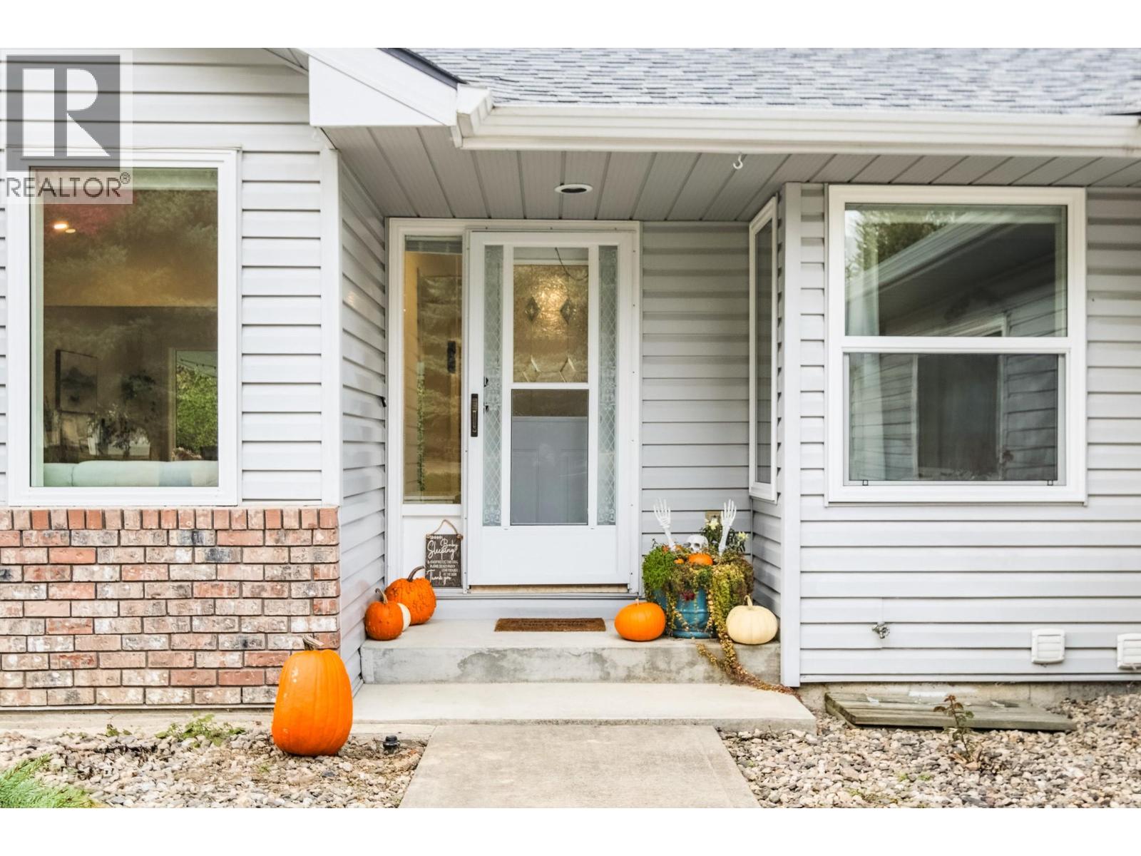 611 25 Street SE, Salmon Arm, British Columbia  V1E 1C8 - Photo 4 - 10404703
