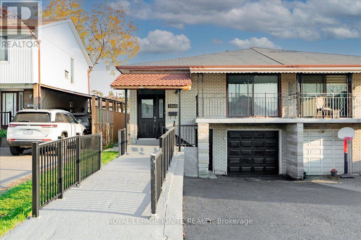 3040 Morning Star Drive, Mississauga, Ontario  L4T 1X2 - Photo 2 - W14129202