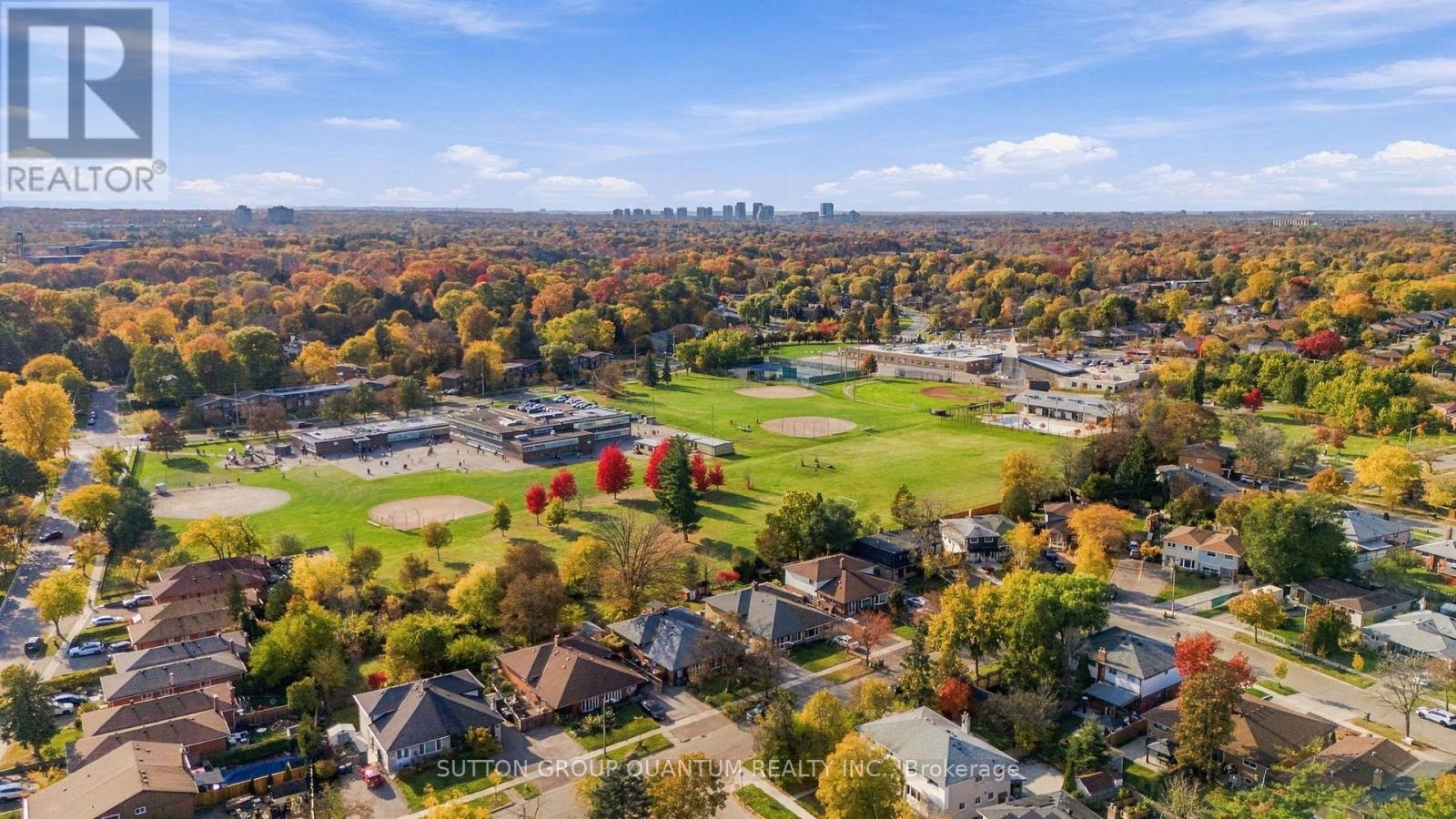1259 Fairdale Drive, Mississauga, Ontario  L5C 1K3 - Photo 3 - W14129282