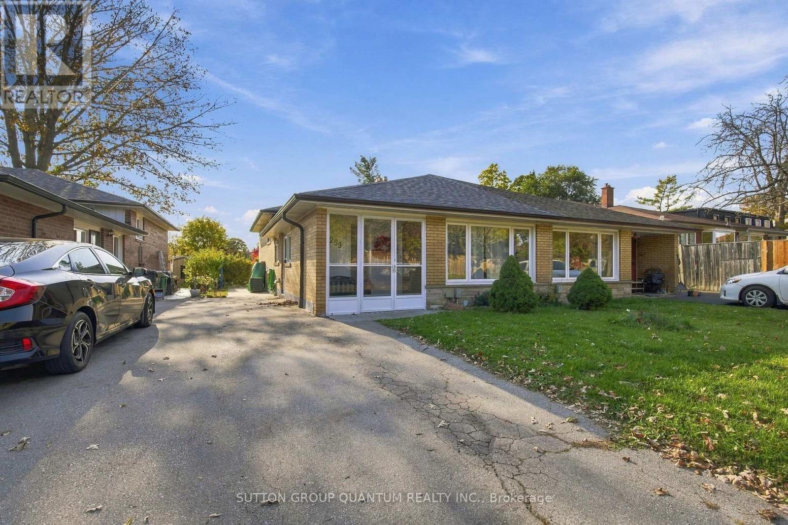 1259 Fairdale Drive, Mississauga, Ontario  L5C 1K3 - Photo 4 - W14129282