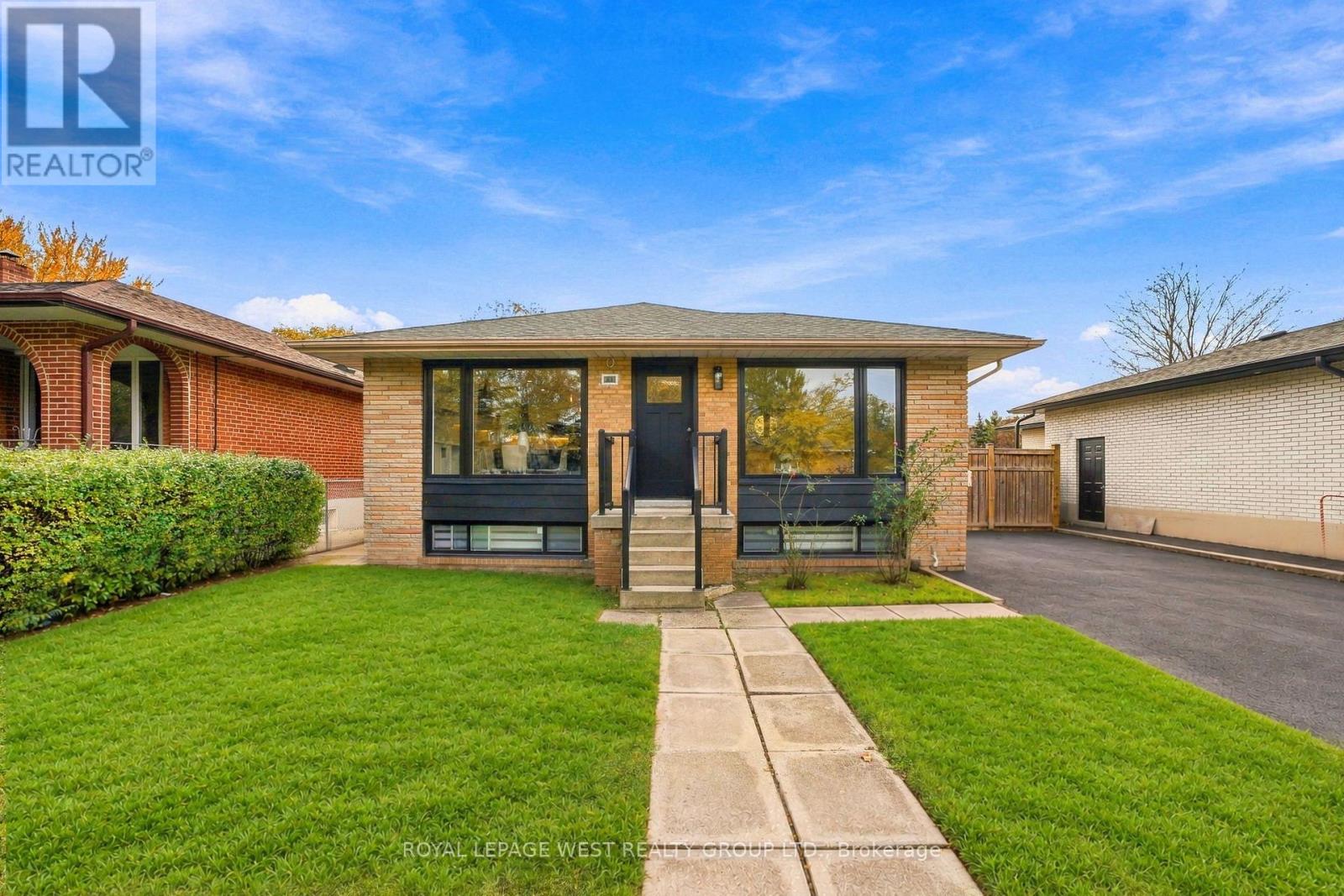 33 TAPLEY DRIVE, Toronto, Ontario