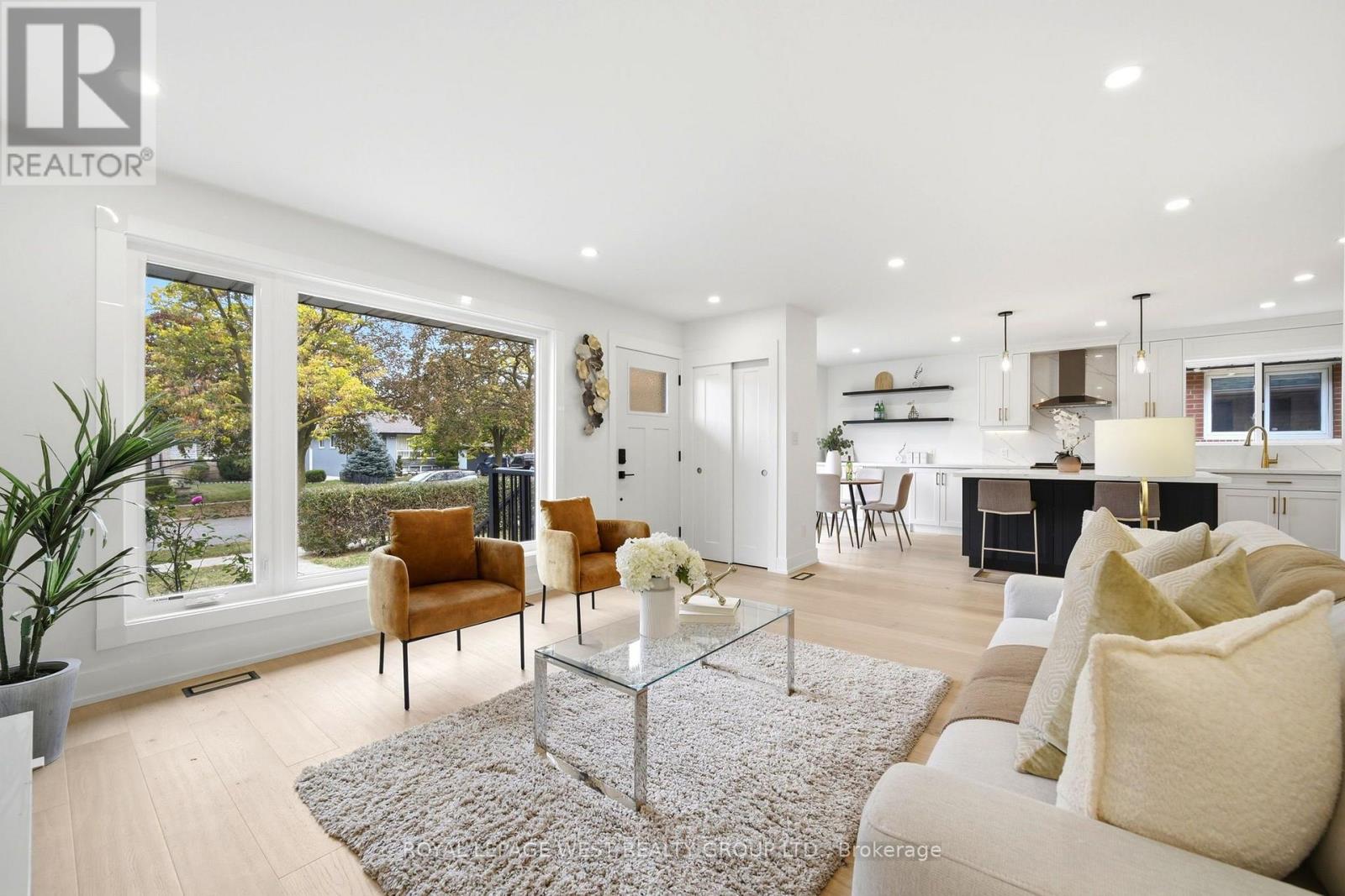 33 Tapley Drive, Toronto, Ontario  M9R 3P2 - Photo 4 - W14129306