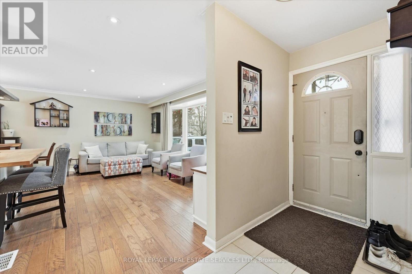 464 Tower Drive, Oakville, Ontario  L6L 4R3 - Photo 3 - W14129318