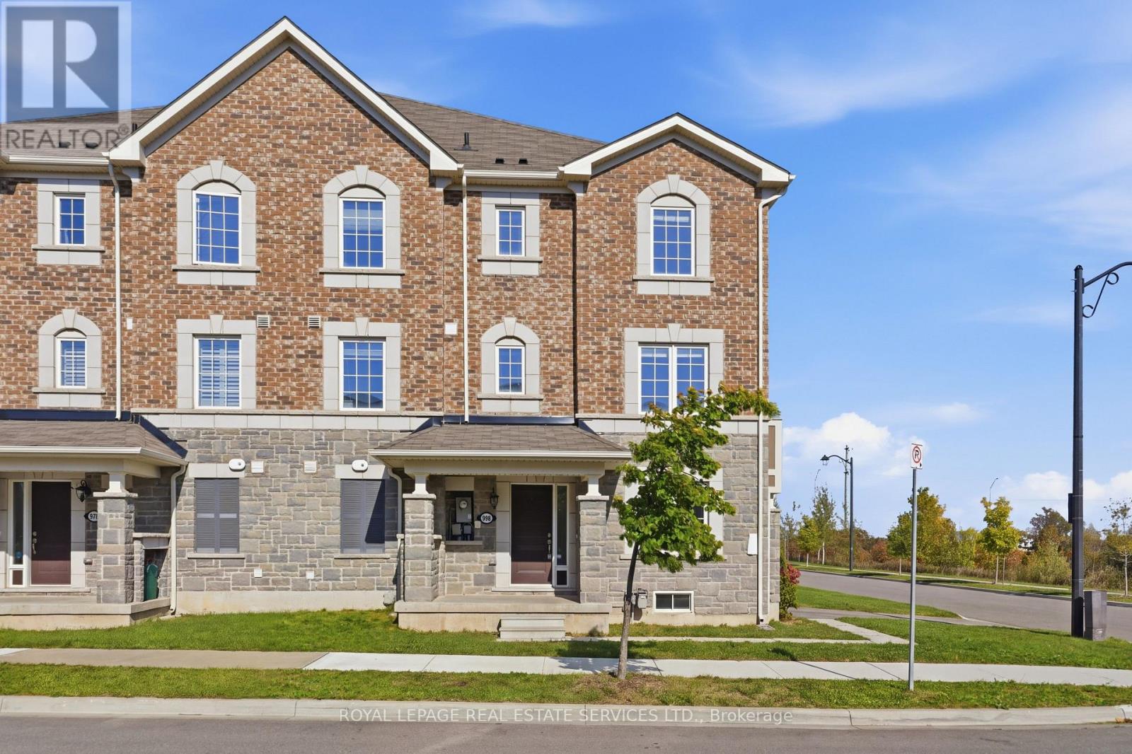 998 Balsam Court, Milton, Ontario  L9E 1R5 - Photo 4 - W14082016