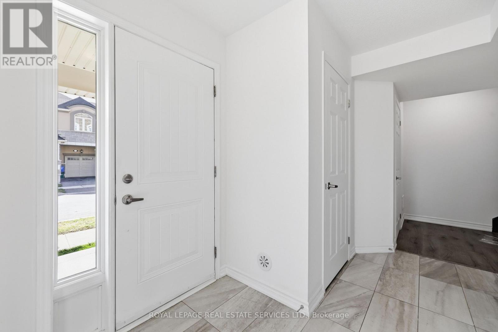 998 Balsam Court, Milton, Ontario  L9E 1R5 - Photo 6 - W14082016