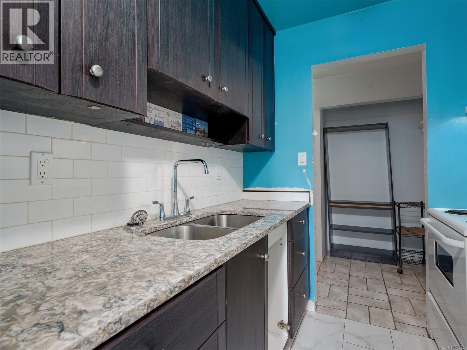 4 848 Esquimalt Rd