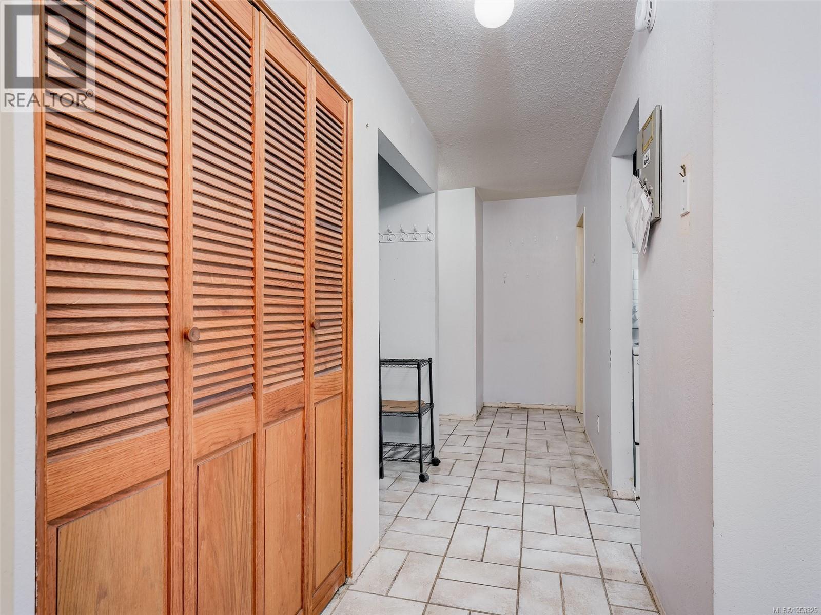 4 848 Esquimalt Rd
