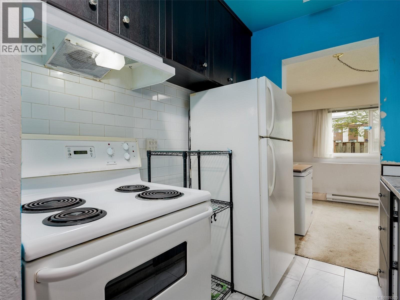 4 848 Esquimalt Rd
