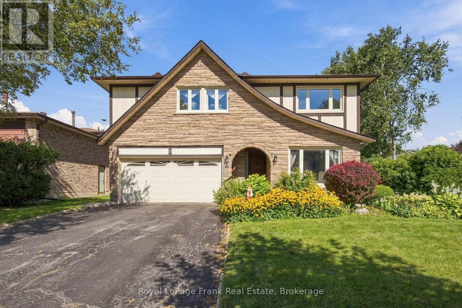 7 TRINITY CRESCENT, Whitby, Ontario