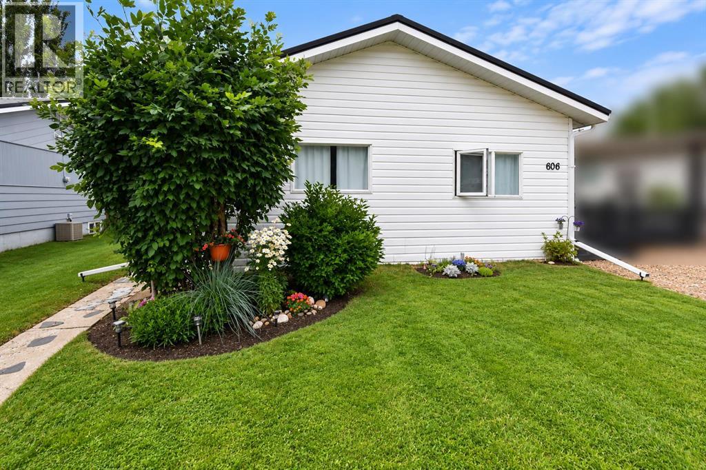 606 Tulip Street W