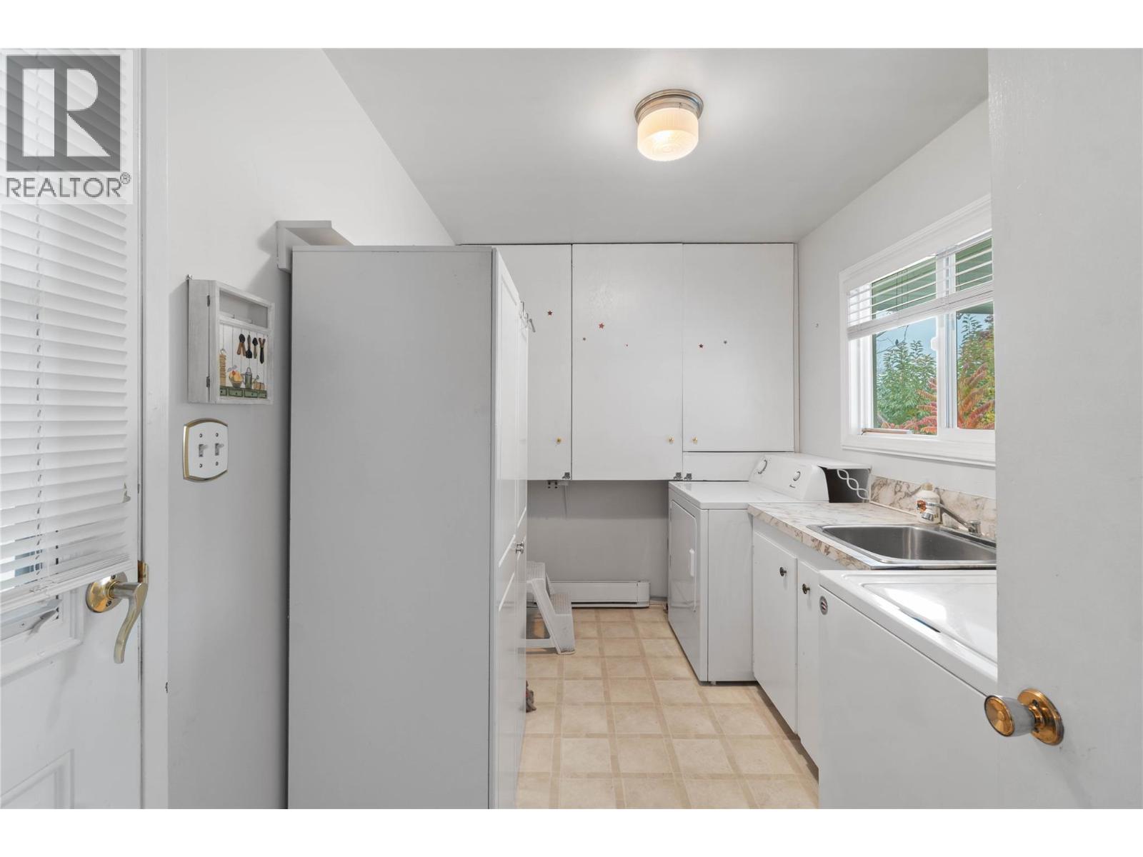 225 Lakeshore Drive