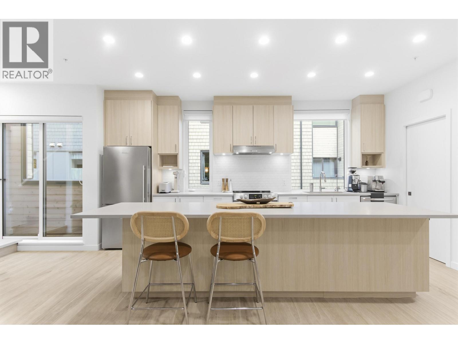7 1089 WILSON CRESCENT
