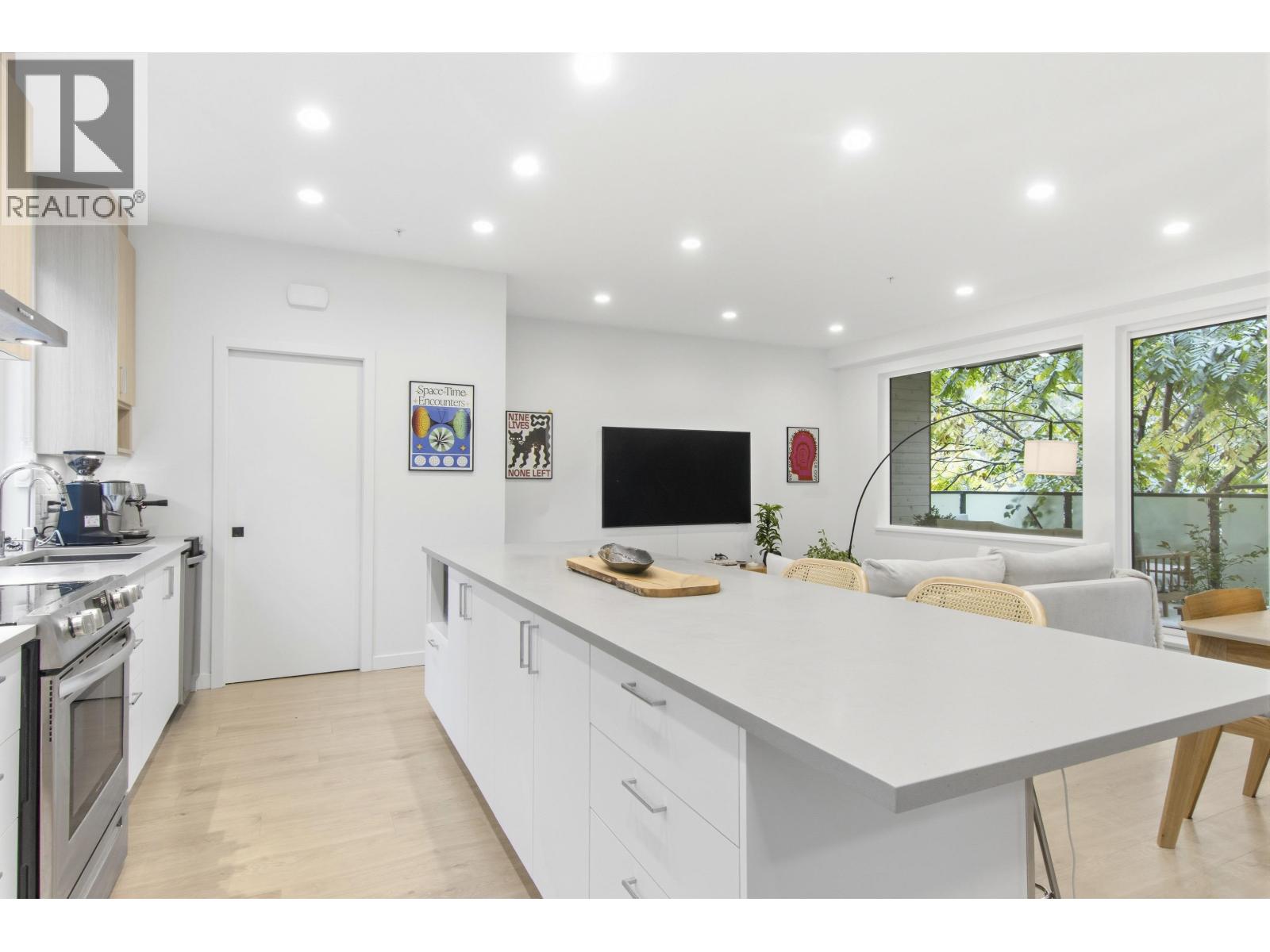7 1089 WILSON CRESCENT